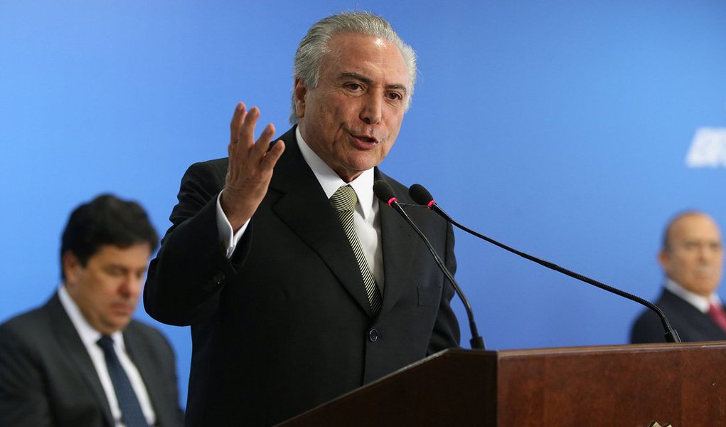 Editor do Tijolaço, Fernando Brito, comenta a inclusão do presidente interino Michel Temer nos diálogos gravados por Sérgio Machado; ele destaca que as gravações foram noticiadas pelo Jornal Nacional, da Globo; "Pior, no Jornal Nacional, o que não quer dizer pouca coisa. Porque o JN é uma espécie de “mural de recados” aos governantes. Temer, vai se desenhando, parece cada vez mais ser um estágio", ressalva