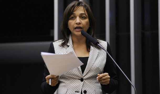 A direção nacional do PSDB, como já era esperado, fechou aliança com o PPS e vai apoiar a deputada Eliziane Gama na eleição para prefeito de São Luís; nada anormal não fosse pelo fato da parlamentar ter sido a maior algoz do ex-prefeito João Castelo, chegando ao ponto de exibir no plenário da Assembleia Legislativa adesivo com o slogan “Caostelo”, para sintetizar a péssima administração do tucano; a decisão não chegou a surpreender o mundo político local até porque o presidente estadual da legenda, vice-governador Carlos Brandão, já vinha comentando em várias rodas de políticos que as conversações com Eliziane Gama estariam bastante adiantadas e que era praticamente certa a aliança com a representante do PPS