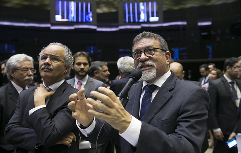 Deputado federal Afonso Florence (PT-BA)  afirmou "a MP 842 é inconstitucional". "Com ela, Temer reduz o bônus para renegociação das dívidas da agricultura familiar do Nordeste previstos nas Leis 23.340/16 e 13.606/18"