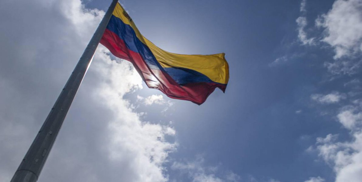 A República Bolivariana da Venezuela rechaçou na segunda-feira (25) as medidas unilaterais impostas contra 11 altos funcionários do Estado venezuelano por parte da União Europeia (UE), órgão que incorre em "uma franca intromissão nos assuntos soberanos" do país sul-americano