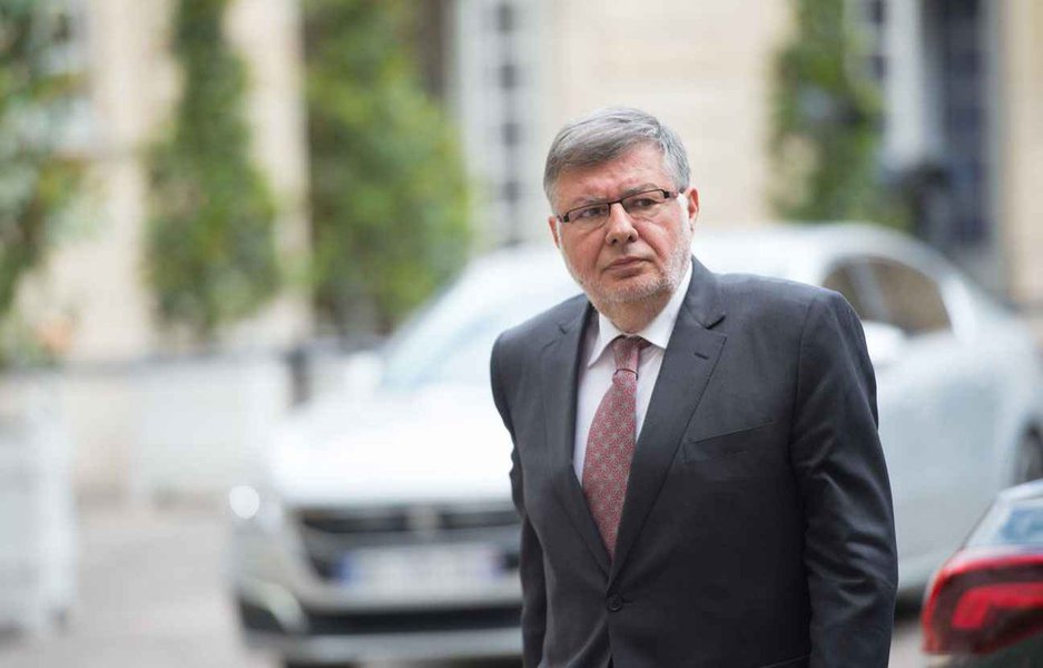 A crise de abastecimento de combustíveis da França ainda não acabou, advertiu o ministro dos Transportes, Alain Vidalies (foto), neste sábado, enquanto o primeiro-ministro Manuel Valls foi citado em um jornal afirmando que estava pronto para enfrentar os protestos em portos e depósitos de combustíveis, realizados por grevistas que são contra planos de reformas trabalhistas