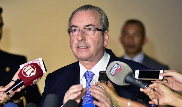 O deputado afastado Eduardo Cunha (PMDB-RJ) entrou com um pedido no Supremo Tribunal Federal (STF) para que possa voltar a frequentar o seu gabinete na Câmara; o caso vai ser avaliado pelo ministro Teori Zavascki; os advogados de Cunha sustentam que o mandato dele foi suspenso, mas que ele continua com "diretos políticos preservados" e, por ainda ser filiado ao PMDB, "não está impedido de exercer atividade partidária, como qualquer cidadão"; eles destacam que ele tem ciência de que não vai poder participar de reuniões e sessões, fazer uso da palavra, propor ou votar projetos e participar de comissões