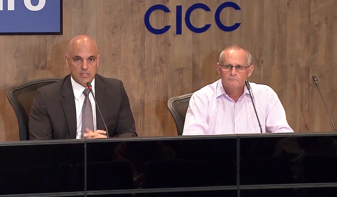 Mais três pessoas, já identificadas, serão convocadas a depor no caso da jovem violentada em uma comunidade de Jacarepaguá, no Rio de Janeiro; o delegado Alessandro Thiers, titular da Delegacia de Repressão aos Crimes de Informática (DRCI), ouviu nesta sexta-feira (27) a adolescente; o jogador de futebol Lucas Perdomo, ex-namorado dela; o lutador Raí Souza, que teria gravado o vídeo da jovem desacordada, posteriormente divulgado na internet; e uma outra adolescente, que estaria presente no local no dia do acontecimento