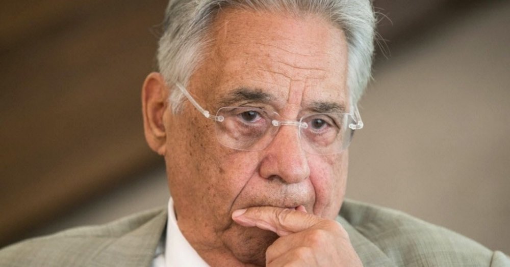 O jornalista Paulo Nogueira, do Diário do Centro do Mundo, comenta o protesto contra o ex-presidente Fernando Henrique Cardoso (PSDB), no 34º Congresso Internacional da Associação de Estudos Latino-Americanos; "FHC viveu o bastante — 85 anos até aqui — para ver sua consagração internacional como golpista. E em Nova York, a capital do mundo. FHC fora convidado para participar de um encontro de cientistas políticos para debater a tão ameaçada democracia na América Latina. É um mistério o que passou pela cabeça dos organizadores ao chamar o decano do presente golpe no Brasil. Mas foi brilhante a reação dos cientistas políticos que sabem perfeitamente o papel imundo que FHC representou na trama plutocrata que colocou Temer no Planalto", diz o editor do DCM