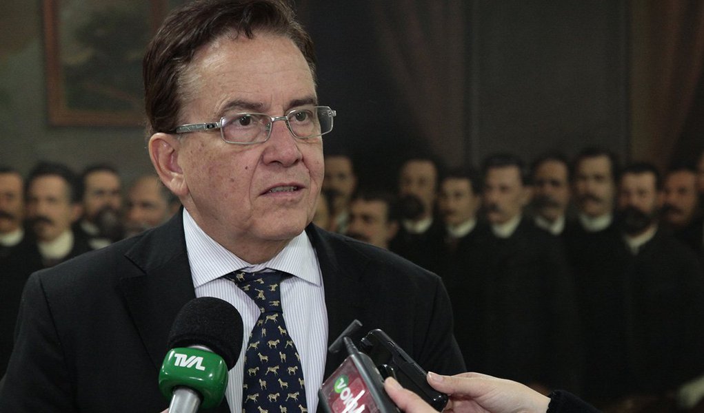 Segundo a colunista Mônica Bergamo, o economista Paulo Rabello de Castro, amigo de Michel Temer, estaria cotado para o Ministério do Planejamento e também para presidir o IBGE; ele diz que o instituto é "uma entidade fabulosa que precisa de mais apoio", mas afirma que não acertou nada com o presidente interino; Rabello de Castro esteve nesta quarta (25) com Temer em Brasília; "Fui apenas me colocar à disposição para ajudar o país", diz ele