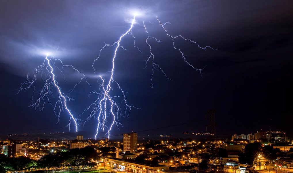 Um total de 46 pessoas, a grande maioria crianças, foram atingidas por raios em Paris e numa cidade no Oeste da Alemanha, que causaram nove feridos graves; na Alemanha, o raio atingiu um campo de futebol em Hoppstaedten, durante um jogo infantil, causando 35 feridos, dos quais três com gravidade; em Paris, oito crianças ficaram feridas, quando caiu um raio no Parque Monceau, onde participavam de uma festa de aniversário