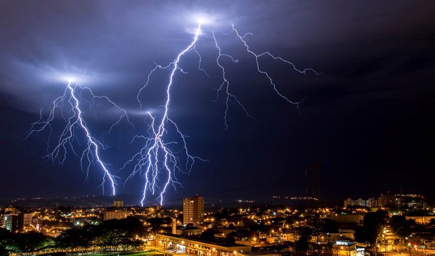 Um total de 46 pessoas, a grande maioria crianças, foram atingidas por raios em Paris e numa cidade no Oeste da Alemanha, que causaram nove feridos graves; na Alemanha, o raio atingiu um campo de futebol em Hoppstaedten, durante um jogo infantil, causando 35 feridos, dos quais três com gravidade; em Paris, oito crianças ficaram feridas, quando caiu um raio no Parque Monceau, onde participavam de uma festa de aniversário