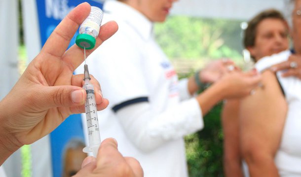 A Prefeitura do Rio bateu a meta da Campanha de Vacinação contra a Influenza, encerrada na última sexta-feira (20), imunizando 88,3% da população alvo – idosos a partir de 60 anos, crianças de seis meses a 5 anos incompletos (até 4 anos, 11 meses e 29 dias), gestantes, mulheres até 45 dias após o parto (puérperas) e profissionais de saúde –, o que corresponde a 1.388.266 pessoas; a meta era vacinar 80% da população alvo, o que corresponde a cerca de 1,2 milhão de pessoas