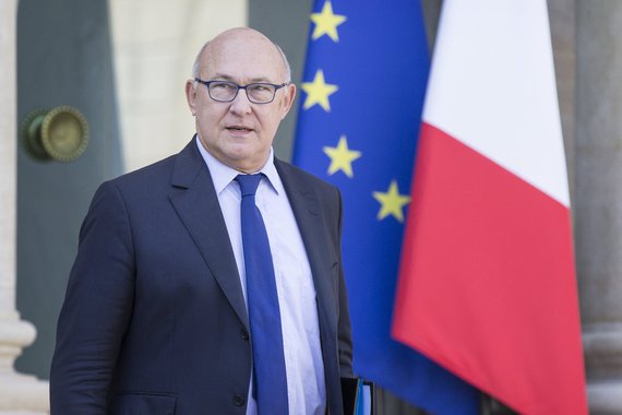 O plano para reformular as regras de trabalhistas é crucial para provar a capacidade da França de fazer reformas, e o governo vai se manter firme apesar dos protestos de rua e bloqueios de refinarias, disse o ministro das Finanças do país, Michel Sapin, disse em entrevista; o governo está sob pressão para encontrar uma solução para o impasse com o sindicato linha dura CGT sobre a reforma trabalhista a poucos dias antes do início do campeonato de futebol Euro 2016 na França, que a representação sindical ameaça interromper