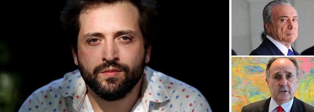 "Numa série de respeito, os vilões tentam, pelo menos, fingir que são 'do bem': não escalariam um ministério só com homens, não receberiam o Frota no Ministério da Educação e, sobretudo, não revelariam todo o plano maléfico nem para o melhor amigo", diz o colunista Gregório Duvivier; ele afirma que qualquer criança saberia apontar Michel Temer como o vilão da história no primeiro capítulo e ironiza Cristovam Buarque, que se surpreendeu com os áudios de Romero Jucá; "Ih, rapaz, tenho várias coisas pra te contar. Sabe o Clark Kent? Era a verdadeira identidade do Super-Homem. Sim! Por isso eram tão parecidos!"