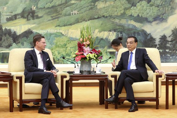 O primeiro-ministro chinês, Li Keqiang, reuniu-se na segunda-feira (25) com o vice-presidente da Comissão Europeia, Jyrki Katainen, que estava em Pequim para participar do 7º Diálogo Econômico e Comercial de Alto Nível China-União Europeia (UE)