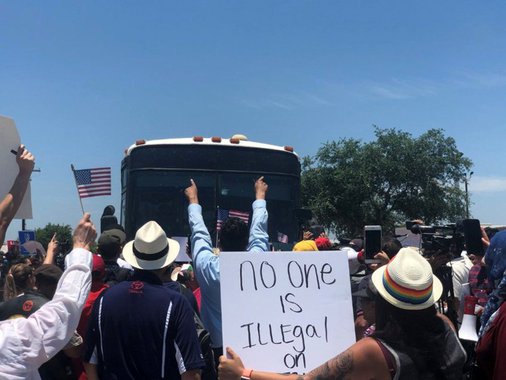 Pessoas protestam em frente a ônibus com imigrantes no Texas 23/06/2018 Denise Flores/via REUTERS