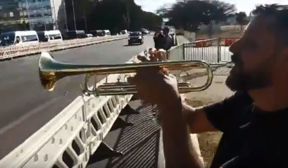O “Trompetista da Democracia”, Fabiano Leitão, tocou uma “canção de ninar” ao vice-presidente americano Mike Pence em visita ao Brasil; o protesto é contra o isolamento de 51 crianças brasileiras nos EUA: elas foram separadas dos pais em função do endurecimento das leis de imigração do governo de Donald Trump