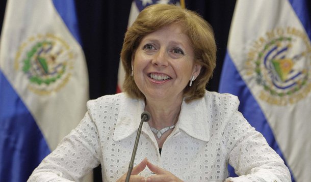 Presidente Barack Obama anunciou a nomeação de Peter Michael McKinley, que é o atual representante do país no Afeganistão, no lugar de Liliana Ayalde, que comanda a representação americana em Brasília desde outubro de 2014; Ayalde foi acusada de ter ligações com o golpe no Paraguai e, mais recentemente, com o processo de mudança política no Brasil; McKinley já foi embaixador na Colômbia e no Peru