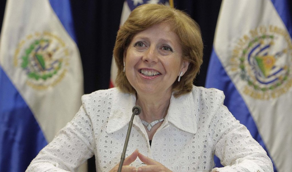 Presidente Barack Obama anunciou a nomeação de Peter Michael McKinley, que é o atual representante do país no Afeganistão, no lugar de Liliana Ayalde, que comanda a representação americana em Brasília desde outubro de 2014; Ayalde foi acusada de ter ligações com o golpe no Paraguai e, mais recentemente, com o processo de mudança política no Brasil; McKinley já foi embaixador na Colômbia e no Peru