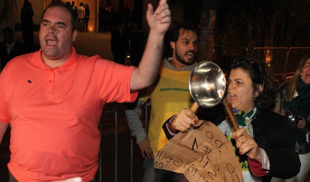 Diante das gravações envolvendo Romero Juca que mostraram que Dilma foi derrubada para interromper a Lava Jato, é ensurdecedor o silêncio das varandas gourmet, onde as panelas, antes tão eloquentes, agora permaneceram silentes, cúmplices de Cunha, Jucá, Temer e do resto da quadrilha golpista que estuprou a democracia rasgando 54 milhões de votos. Não foi só o golpe que foi desmascarado, foram desmascarados os grupos que pregaram o impeachment e, assim, foram cúmplices de um crime