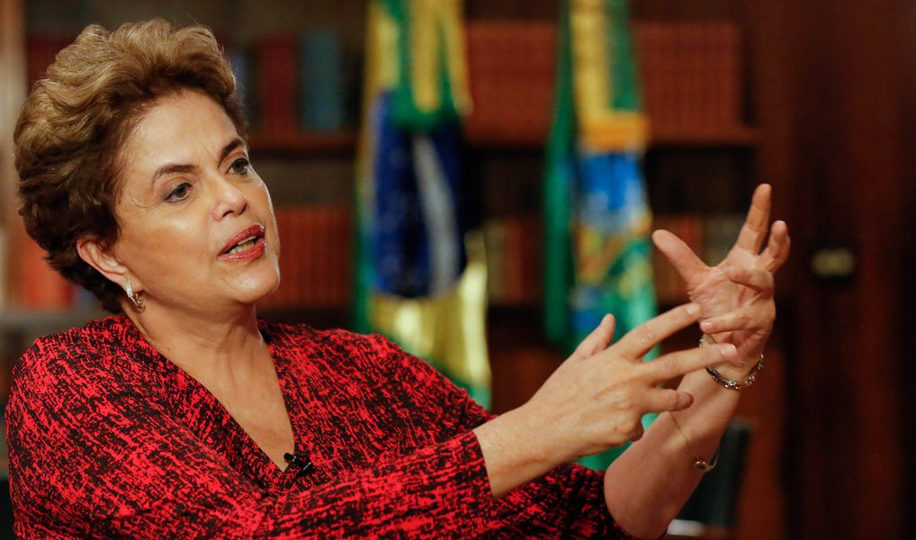 Será lançada na próxima segunda-feira (30) em Brasília, a obra "Resistência ao Golpe de 2016"; advogados, professores, jornalistas, cientistas políticos, artistas, escritores, arquitetos, líderes de movimentos sociais, brasileiros e estrangeiros reúnem em 450 páginas argumentos para denunciar a quebra da institucionalidade democrática que está ocorrendo no Brasil; o evento contará com a presença da presidente afastada Dilma Rousseff, cuja chegada está prevista para as 20:00h