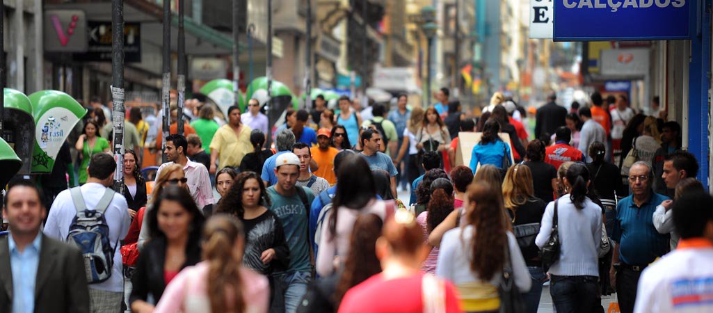 Levantamento da Associação Brasileira das Empresas de Pesquisa (Abep) revela que de 2015 para 2016, quase um milhão de famílias desceram de classe social no Brasil; é a primeira, segundo a entidade, que há movimento inverso ao da ascensão socioeconômica que vinha ocorrendo desde 2008; a classe que abrange famílias com renda média de R$ 4,9 mil (chamada de B2) perdeu 533,9 mil domicílios; a categoria dos que ganham R$ 2,7 mil (C1) encolheu em 456,6 mil famílias