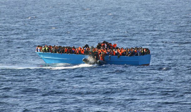 Mais de 2 mil imigrantes foram resgatados de barcos no Mar Mediterrâneo nesta sexta-feira (27); cerca de 14 mil pessoas foram retiradas de embarcações muitas vezes precárias ao longo desta semana, disseram a Guarda Costeira italiana e a Organização das Nações Unidas (ONU); temor é que centenas tenham se afogado durante a travessia