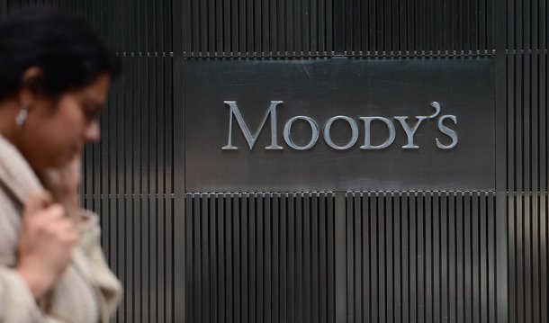 Para a agência de classificação de risco Moody's, a revisão da meta fiscal para um déficit primário de R$ 170,5 bilhões em 2016 ilustra a gravidade da crise fiscal que o governo do presidente interino Michel Temer enfrenta; "As medidas de reforma propostas são necessárias para reverter as tendências macroeconômicas negativas e conter o grande déficit fiscal, mas destacam as opções limitadas disponíveis ao governo", disse a analista sênior Samar Maziad; "A implementação dessas reformas continuam sujeitas à incerteza política", acrescentou