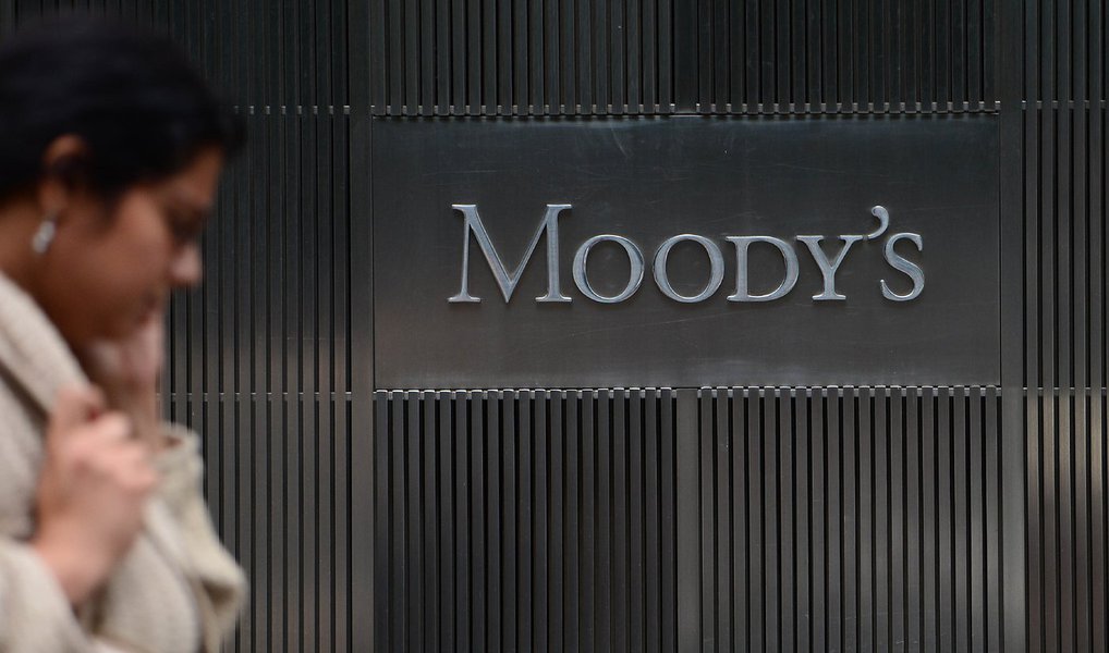 Para a agência de classificação de risco Moody's, a revisão da meta fiscal para um déficit primário de R$ 170,5 bilhões em 2016 ilustra a gravidade da crise fiscal que o governo do presidente interino Michel Temer enfrenta; "As medidas de reforma propostas são necessárias para reverter as tendências macroeconômicas negativas e conter o grande déficit fiscal, mas destacam as opções limitadas disponíveis ao governo", disse a analista sênior Samar Maziad; "A implementação dessas reformas continuam sujeitas à incerteza política", acrescentou
