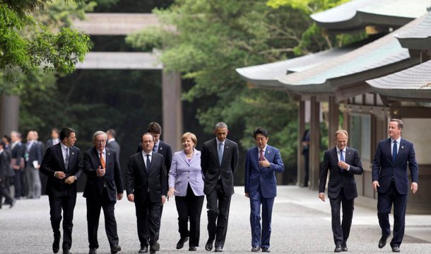 Os líderes europeus que participam da Cúpula do G7, no Japão, e o governo do país asiático concordaram em acelerar as negociações entre Tóquio e Bruxelas – cidade-sede da União Europeia – para fechar um acordo de comércio livre ainda este ano; “Pedimos aos nossos negociadores para acelerarem as conversações sobre o acordo de comércio livre e reafirmamos o nosso compromisso de fechar ainda em 2016”, afirmaram os líderes, em declaração conjunta emitida na cúpula; declaração foi assinada pelos líderes do Japão, Alemanha, França, Itália, Reino Unido e pelos presidentes da Comissão Europeia e do Conselho Europeu