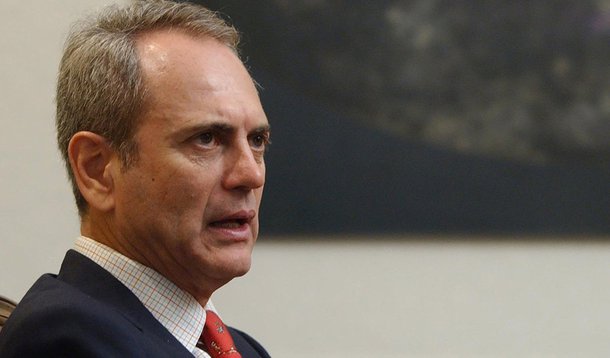 O Superior Tribunal de Justiça (STJ) negou o pedido de anulação de todos os processos criminais relacionados à operação Caixa de Pandora, que revelou o suposto esquema de corrupção no governo do Distrito Federal conhecido como mensalão do DE; o recurso do ex-vice-governador do DF Paulo Octavio foi rejeitado por unanimidade pelos cinco desembargadores da Quinta Turma; se acordo com o STJ, a defesa do político alegava que o desmembramento das denúncias de todos os acusados era ilegal e violava o direito de defesa