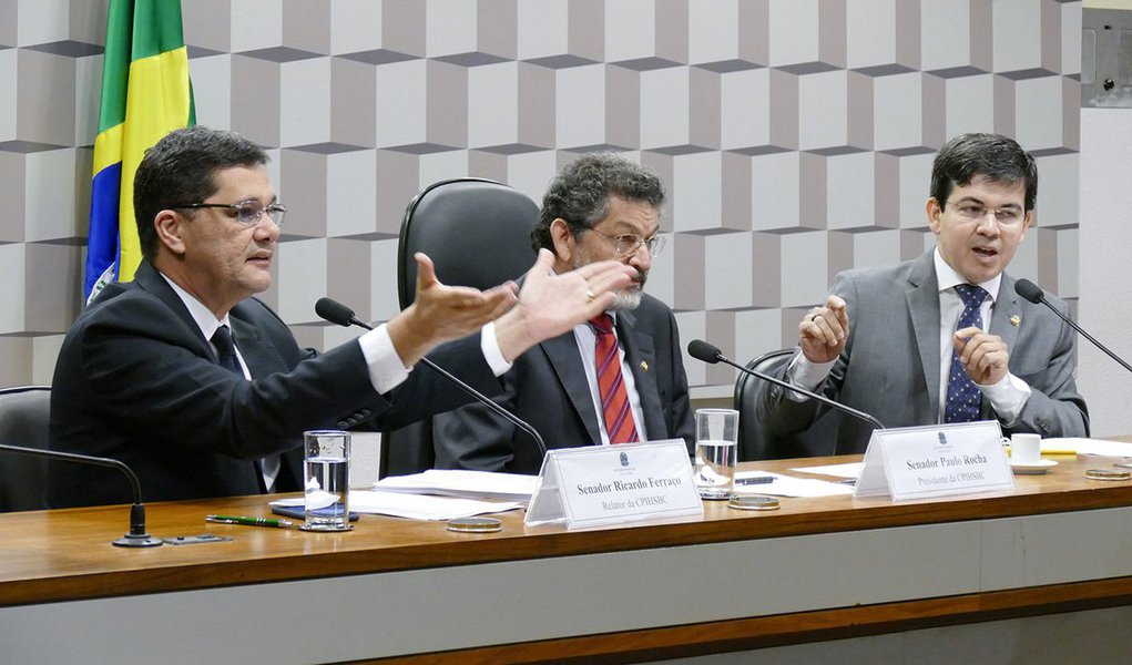 
Após mais de um ano de funcionamento, a CPI do HSBC, criada para investigar contas não declaradas de brasileiros na Suíça, encerrou os trabalhos, aprovando, simbolicamente, o relatório do senador Ricardo Ferraço (PSDB-ES); o texto não prevê indiciamentos, mas pede celeridade nas investigações conduzidas pela PF e pelo MP sobre suposta evasão de divisas; Ferraço disse que não houve indiciamentos devido à dificuldade de órgãos, como a Secretaria de Tecnologia e Informação (Prodasen) e departamentos especializados em tecnologia da PF, em examinar arquivos criptografados encaminhados à comissão pela Justiça francesa
