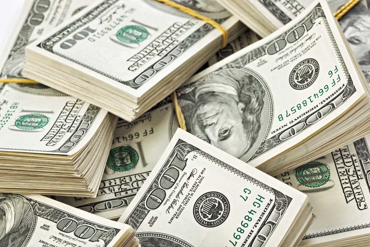 O dólar ampliou um pouco a alta nesta sexta-feira, mas não voltou a tocar as máximas do dia, com operadores aumentando as apostas de que o Federal Reserve pode elevar os juros já em junho após a chair do banco central dos Estados Unidos, Janet Yellen, afirmar que aumentos devem ser apropriados nos próximos meses; às 15h14, o dólar avançava 0,84%, a R$ 3,61 na venda, mas continuou abaixo das máximas da sessão, quando subiu mais de 1% e chegou a R$ 3,63
