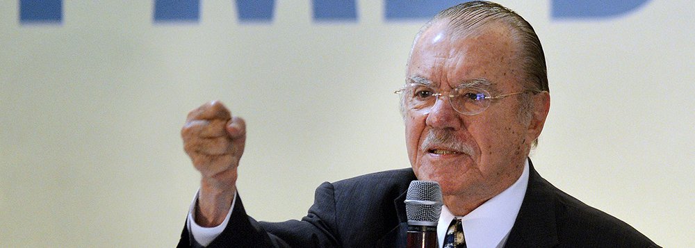 Em mais um áudio gravado pelo ex-presidente da Transpetro Sérgio Machado, delator premiado da Operação Lava Jato, o ex-presidente da República José Sarney (PMDB-AP) reclama do que considera uma "ditadura da Justiça"; no áudio, os dois reclamam que ninguém se pronuncia contra as decisões do juiz federal Sérgio Moro; Machado afirma: "Não teve um jurista que se manifestasse. E a mídia tá parcial assim. Eu nunca vi uma coisa tão parcial. Gente, eu vivi a revolução [...]. Não tinha esse terror que tem hoje, não. A ditatura da toga tá f***; Sarney responde: "a ditadura da Justiça tá implantada, é a pior de todas!"