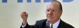 Em mais um áudio gravado pelo ex-presidente da Transpetro Sérgio Machado, delator premiado da Operação Lava Jato, o ex-presidente da República José Sarney (PMDB-AP) reclama do que considera uma "ditadura da Justiça"; no áudio, os dois reclamam que ninguém se pronuncia contra as decisões do juiz federal Sérgio Moro; Machado afirma: "Não teve um jurista que se manifestasse. E a mídia tá parcial assim. Eu nunca vi uma coisa tão parcial. Gente, eu vivi a revolução [...]. Não tinha esse terror que tem hoje, não. A ditatura da toga tá f***; Sarney responde: "a ditadura da Justiça tá implantada, é a pior de todas!"