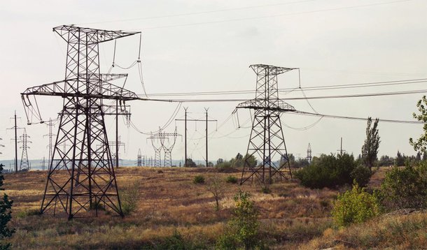 Uma decisão judicial suspendeu o início de um leilão de concessões para a construção e futura operação de linhas de transmissão de energia a ser realizado pelo governo e pela Agência Nacional de Energia Elétrica (Aneel) nesta quinta-feira (28); no leilão, serão negociados 20 lotes de linhas de transmissão de energia, com expectativa de até R$ 6 bilhões em investimentos