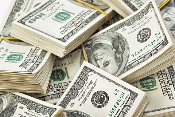 O dólar ampliou um pouco a alta nesta sexta-feira, mas não voltou a tocar as máximas do dia, com operadores aumentando as apostas de que o Federal Reserve pode elevar os juros já em junho após a chair do banco central dos Estados Unidos, Janet Yellen, afirmar que aumentos devem ser apropriados nos próximos meses; às 15h14, o dólar avançava 0,84%, a R$ 3,61 na venda, mas continuou abaixo das máximas da sessão, quando subiu mais de 1% e chegou a R$ 3,63