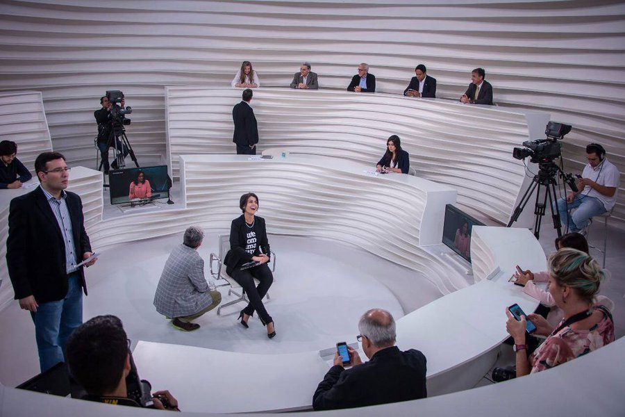 "Em resumo, Manuela conseguiu, em um ambiente inóspito e hostil, debater um pouco sobre o que acredita para o Brasil e seu projeto progressista, contra-hegemônico e anti-golpista. Em meio a ataques machistas e misóginos, falou sobre suas propostas e visões de Brasil", diz o jornalista William de Lucca, colunista do 247 