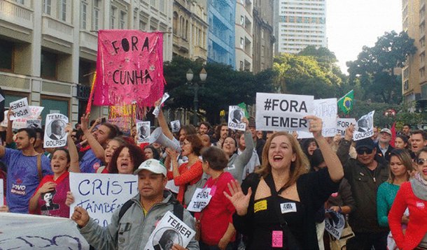 Ato foi organizado espontaneamente pelas redes sociais, embora militantes partidários de esquerda e de movimentos populares tenham engrossado a manifestação; protesto começou por volta das 15 horas na tradicional Boca Maldita, no centro da capital paranaense, seguindo em direção ao Blog Gazeta do Povo (ex-jornal), do grupo RPC TV (Globo); no local, houve um “escracho contra a mídia golpista”