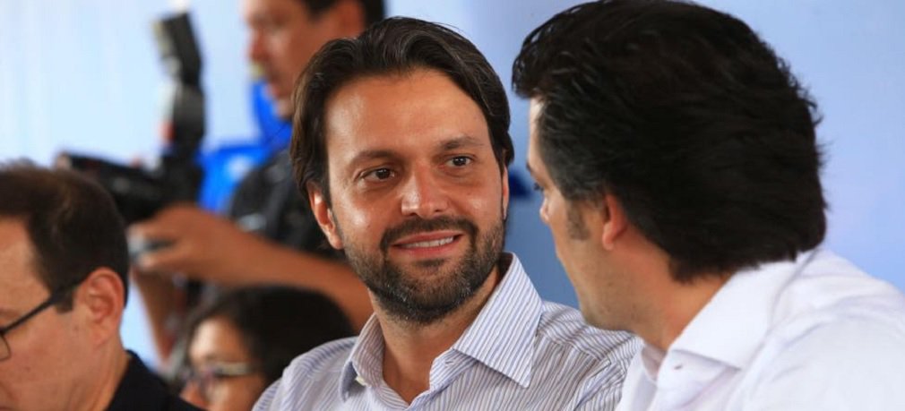 O ministro das Cidades, Alexandre Baldy, afirma que o PP é um partido democrático e que está aberto ao diálogo com todas as forças políticas de Goiás; ele diz que o PP segue firme na decisão de só escolher quem vai apoiar na eleição para governador em agosto; Baldy reconhece que o partido sofre todo tipo de pressão em Brasília; “Realmente existe uma pressão. O presidente Temer sempre solicita que tenhamos condição de avaliar a candidatura de Daniel Vilela, assim como o presidente da Câmara, Rodrigo Maia, solicita que apreciemos a candidatura do senador Ronaldo Caiado com atenção”