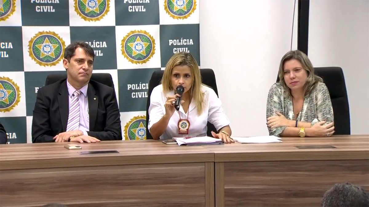 "Minha convicção é que houve estupro", disse a delegada Cristiana Bento, da Delegacia da Criança e do Adolescente Vítima (DCAV), responsável pela investigação que apura se houve um estupro coletivo de mais de 30 homens contra uma jovem de 16 anos na zona oeste do Rio; segundo ela, o vídeo que foi divulgado nas redes sociais prova o estupro; dois suspeitos foram presos nesta segunda-feira