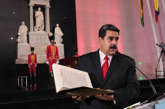 O presidente da Venezuela, Nicolás Maduro, denunciou nesta quarta-feira (27) que a União Europeia e o governo dos Estados Unidos persistem no bloqueio financeiro para impedir que o país adquira medicamentos e alimentos demandados pelo povo, como parte das medidas desestabilizadoras implementadas desde o exterior, com apoio da direita nacional