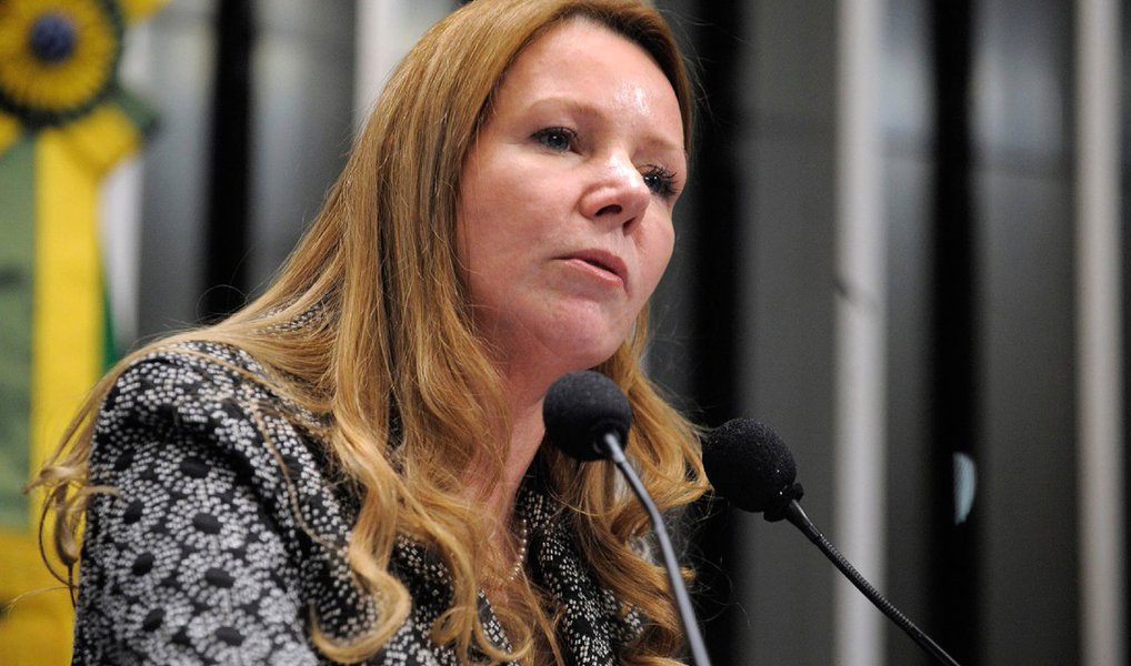 A senadora Vanessa Grazziotin (PC do B-AM) foi desconvidada pela TV Brasil, controlada pela EBC, para um programa de entrevistas que seria gravado nesta terça (24); ela, que faz oposição ao governo interino de Michel Temer, participaria do programa "Espaço Público", apresentado por Paulo Moreira Leite, que também foi suspenso da emissora