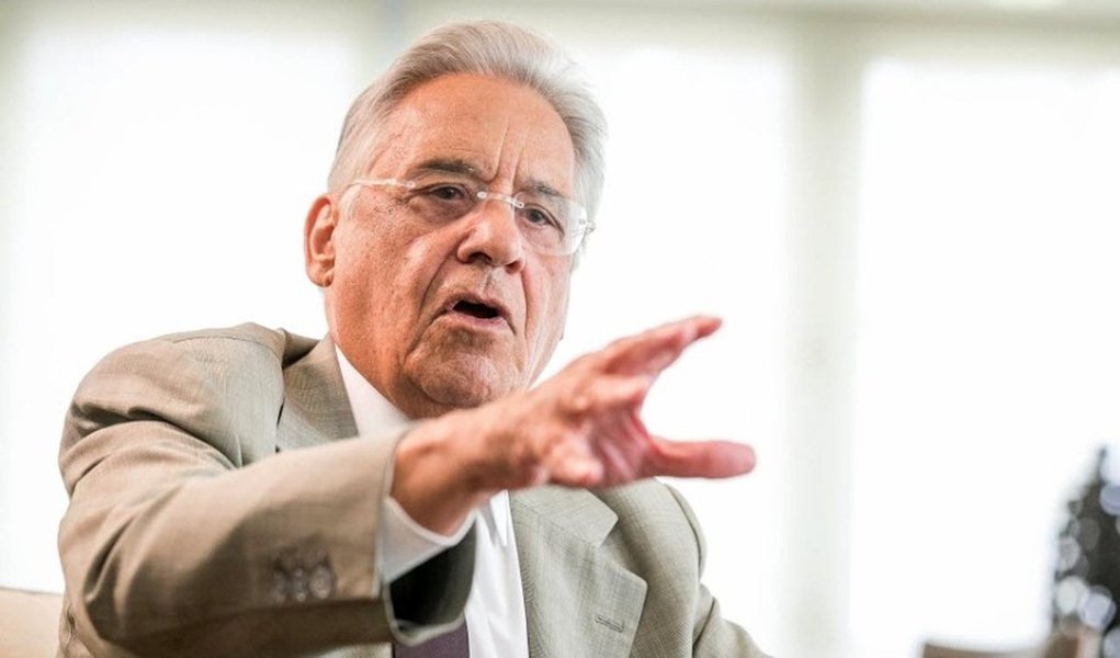 "O mercado trabalha com um sarrafo mais alto que o real, eles têm margem, sabem que as coisas doem e que Temer precisa manter maioria parlamentar, preservar a Operação Lava-Jato e, ao mesmo tempo, gerar respostas para a economia", disse o ex-presidente FHC sobre a reforma da Previdência; segundo ele, que só conseguiu aprovar uma reforma incompleta em 1998 - a proposta de idade mínima caiu na Câmara dos Deputados por apenas um voto, em uma das raras derrotas legislativas sofridas por seu governo -, "em uma reforma você consegue 60% do que está propondo"