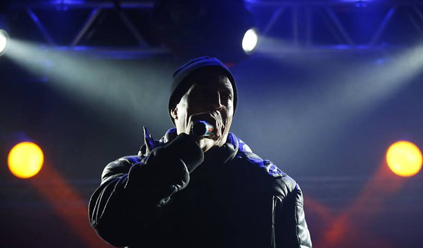 Durante apresentação na Virada Cultural de São Paulo, o líder do Racionais MCs fez um discurso contra o impeachment e declarou que "por enquanto, vocês vão ter que conviver com um governo de ladrões. Tomamos um golpe, o seu voto não valeu nada, o seu voto não valeu nada"; assista