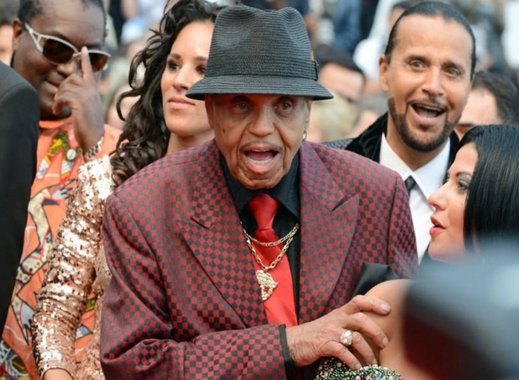 Joe Jackson era patriarca de uma dinastia musical que colocou o filho Michael e seus irmãos do Jackson 5 no caminho do estrelato, mas que também abusou verbal e fisicamente dos filhos, morreu aos 89 anos de idade; ele sofria de câncer, segundo reportagens