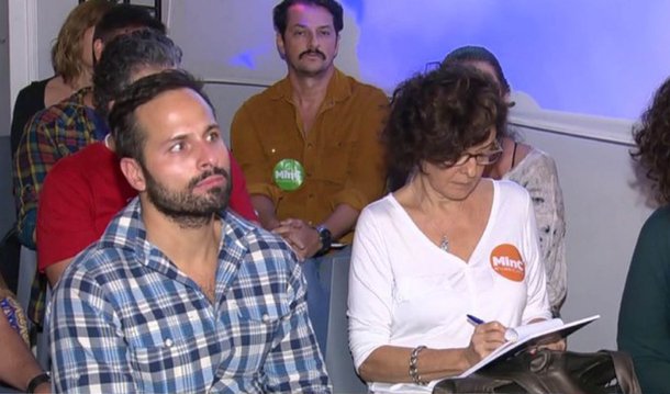 O novo secretário nacional de Cultura do governo do presidente interino Michel Temer, Marcelo Calero, de 33 anos, participou, na última segunda  (16), de um ato realizado por artistas e coletivos em Botafogo, na Zona Sul do Rio; durante o ato, artistas assinaram uma carta aberta que pedia a volta do Ministério da Cultura