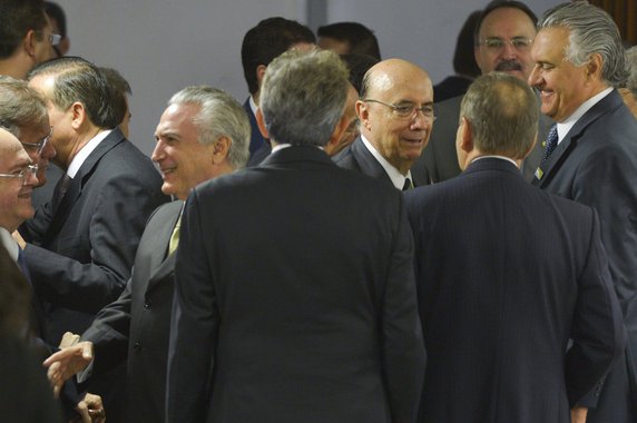 No primeiro grande teste do governo provisório de Michel Temer diante dos investidores, com o anúncio das medidas fiscais, a reação do mercado foi morna; o Ibovespa ficou estável, registrando alta de apenas 0,03%, num dia de fortes altas nos Estados Unidos e na Europa; a avaliação é que as medidas anunciadas por Henrique Meirelles ainda estão longe de produzir resultados concretos; Meirelles anunciou um teto para as despesas públicas, a devolução de recursos do BNDES e o fim do fundo soberano; além disso, Temer indicou seu apoio à abertura do pré-sal; desde que Temer assumiu o poder, no dia 13 de maio, o Ibovespa já recuou cerca de 15%, em dólar