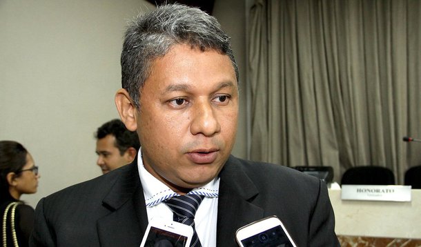 Vereador Honorato Fernandes (PT) fez um duro discurso contra o governo Michel Temer, na Câmara Municipal de São Luís; segundo ele, o fim da Controladoria Geral da União foi uma ação premeditada para enfraquecer as investigações contra atos de corrupção; “O presidente Lula não assumiu o ministério porque queria atrapalhar a Lava Jato. Mas Temer indicou sete envolvidos na Lava Jato. Agora não se quer proteger os investigados?”, questionou; outra vereador, Professor Lisboa (PCdoB) disse que, "dos 24 ministros, 13 receberão doações de origem ilícita da Lava Jato. Isso vicia este governo. Percebo e digo com absoluta tristeza. Não tem uma mulher, um negro, um indígena, um sindicalista"