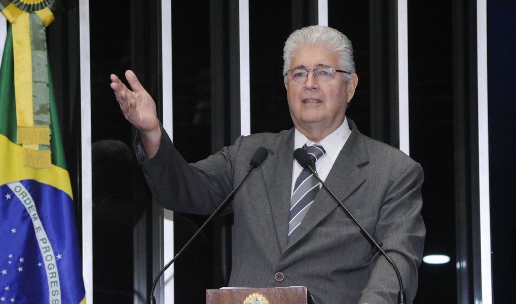 Senador Roberto Requião (PMDB-PR) disse acreditar que o Senado irá votar de forma contrária ao afastamento definitivo da presidente eleita Dilma Rousseff; "Acredito que senado já percebeu que o impeachment é asneira. Precisamos encontrar caminho nacionalista para nosso Brasil. Sem Meirelladas!", escreveu no Twitter; para o parlamentar,  "o fato é que Michel Temer terceirizou a condução da economia para banqueiros e rentistas"; "a corrupção é verdadeira, mas impeachment é caminho para fim de projeto nacional", escreveu Requião