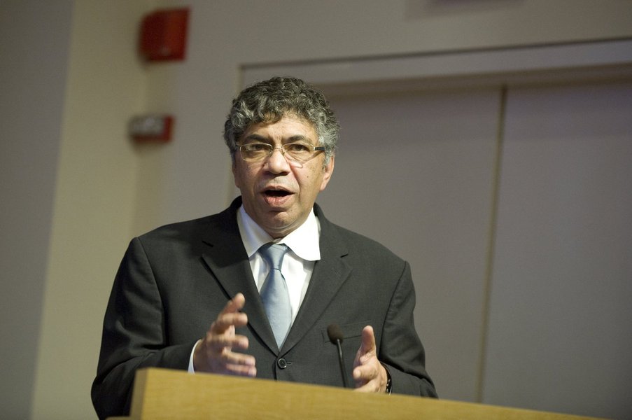 Diretor executivo do FMI para o Brasil e outros dez países, Otaviano Canuto, há "margens enormes" para reduzir a sonegação fiscal no país e ampliar os impostos sobre heranças, imóveis e a renda dos brasileiros mais ricos; "Tem que haver maior taxação sobre a renda dos mais ricos, fechando os buracos através dos quais eles possam evitar ter suas rendas classificadas assim", defendeu; ele citou o Bolsa Família como exemplo de sucesso e a "baixíssimo custo" como programa eficaz de combate à pobreza; "Isso é uma lição fundamental por conta dos diversos efeitos secundários que programas desse tipo trazem, como o empoderamento das mulheres e dos pobres. São um baita avanço em relação a todos os tipos de políticas sociais do passado e vieram para ficar", afirmou