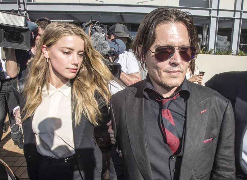 A atriz Amber Heard pediu medida cautelar temporária contra seu marido, Johnny Depp, nesta sexta-feira, citando violência doméstica; episódio acontece dias depois de ela ter entrado com pedido de divórcio para; eles são casados há apenas 15 meses; a revista People publicou uma foto de Amber, de 30 anos, com o olho direito machucado e disse que ela enviou a imagem como prova para sustentar sua afirmação; a revista cita uma fonte anônima, segundo a qual, 'isto não foi um evento isolado'