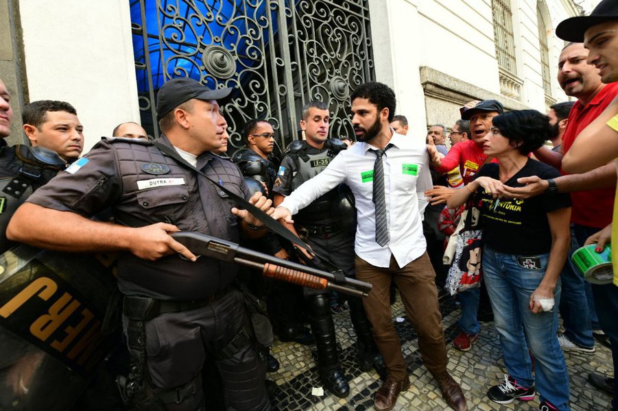 O vereador David Miranda, do PSOL do Rio, foi atingido por spray de pimenta nesta terça-feira 26 enquanto tentava impedir que um policial atirasse bala de borracha em servidores que protestavam na porta da Câmara Municipal contra uma votação