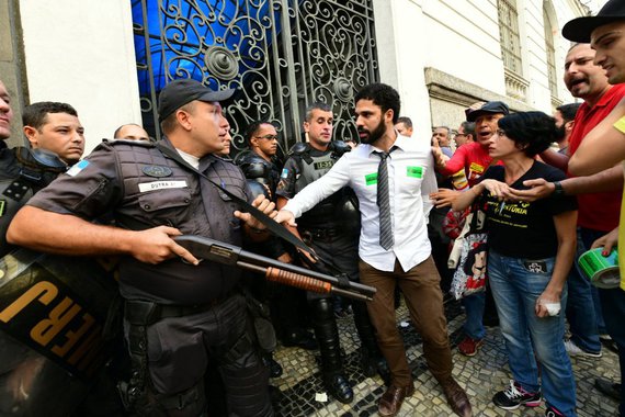 O vereador David Miranda, do PSOL do Rio, foi atingido por spray de pimenta nesta terça-feira 26 enquanto tentava impedir que um policial atirasse bala de borracha em servidores que protestavam na porta da Câmara Municipal contra uma votação